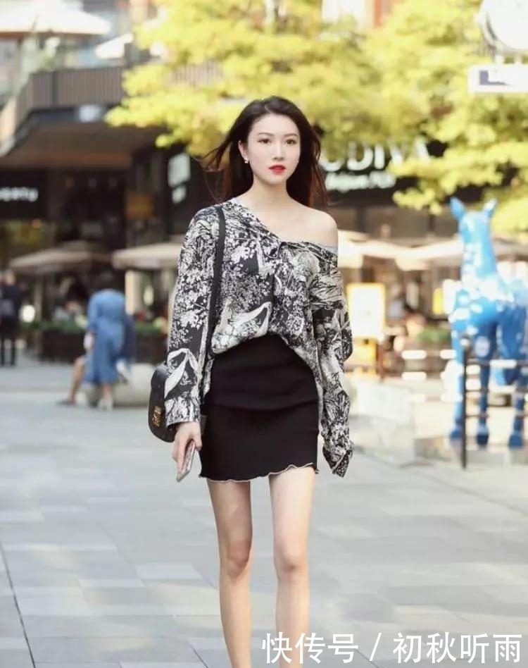 美女脚上搭配一双气质的高跟凉鞋,走路的姿态也显得更加的迷人