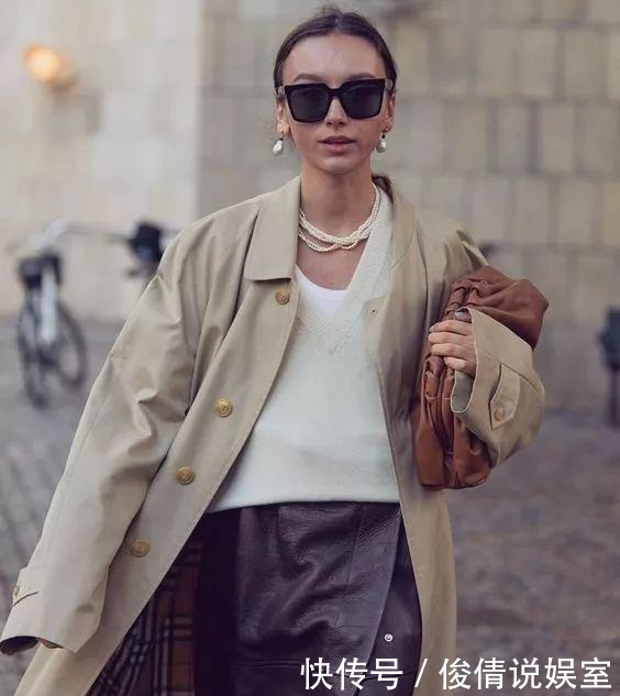 搭配黑色|又到了穿风衣的季节,只会搭牛仔裤?你怕是不知道这三种时髦搭配