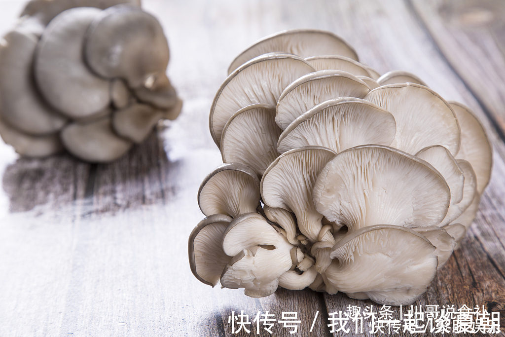 买平菇时，挑大的还是小的老菜农教您一招，别再买错了