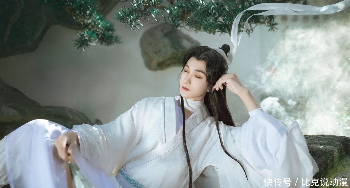 《天官赐福》谢怜COS，俊美而不女气，“漫画手”打破次元壁