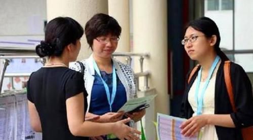 不法分子|女儿第一天上幼儿园,金脚链就不见了,宝妈怒找老师反被打脸