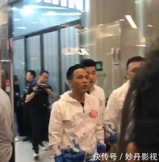 宋小宝拍综艺被围观，大喊挡到路让一下，网友怒批凭什么让路