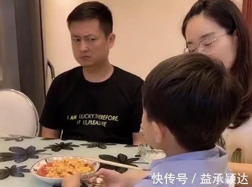 宝妈|“不服气奶爸”配合宝妈喂娃吃饭火了,成功被娃打败,还不敢吭声