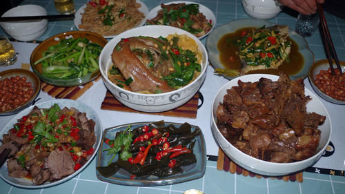 朋友来家吃饭,一桌硬菜不吃,光吃青菜,吃完了一盘,还要再来一盘