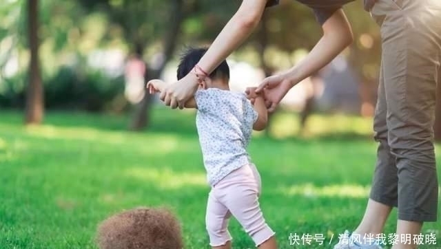 发育|宝宝“先爬后走”还是“不爬就走”,差距大不同,父母心里要有数