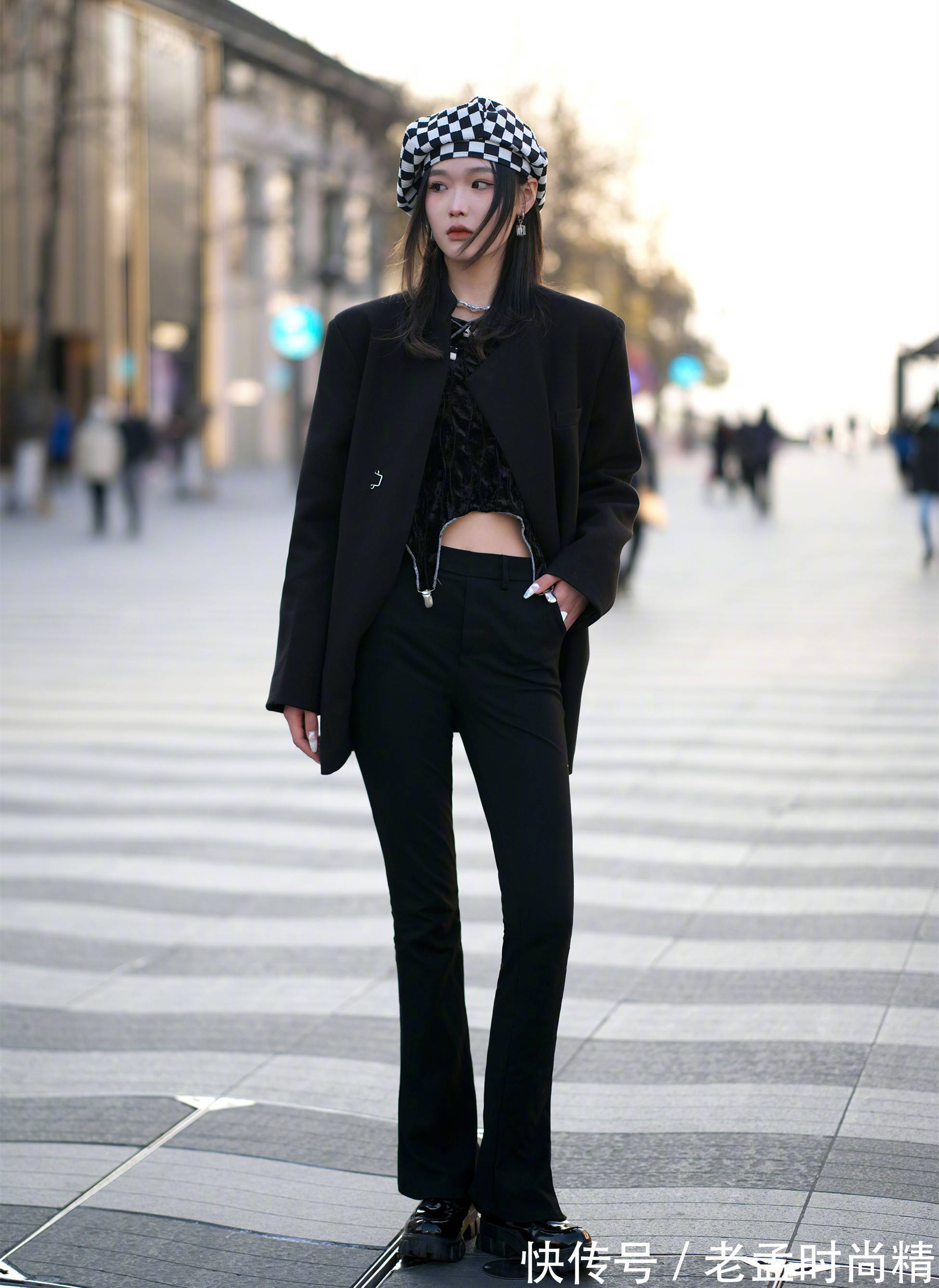 牛仔蓝|穿“喇叭裤”,怎么搭配上衣、鞋子?