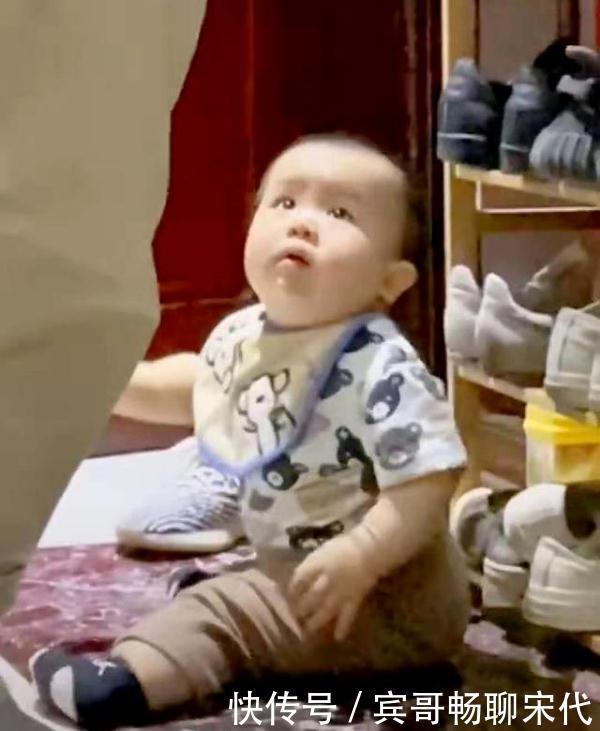 姐弟俩坐门口等爸爸,爸爸偏心举措引热议,网友:这个爸爸有点冷