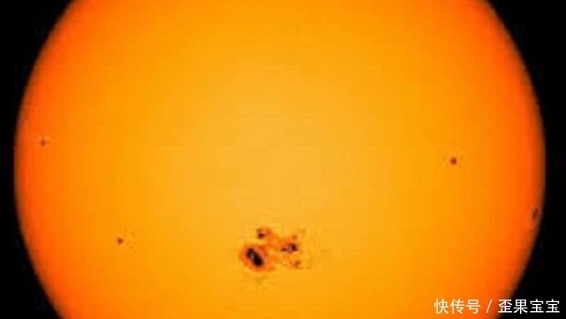 太阳光那么强,用天文望远镜看会发生什么?老外冒险亲身试验!