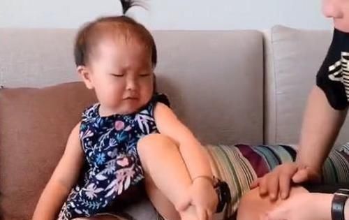 青青河边草|爸爸逗弄女儿，女儿嫌弃表情笑翻网友这恐怕是一件漏风的小棉袄