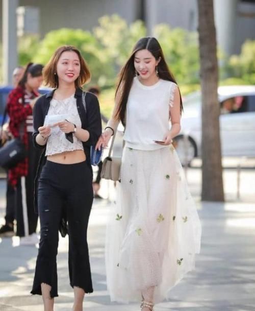 美丽|街拍小姐姐一款白色的半袖短款连衣裙,服饰修身美丽,大方得体