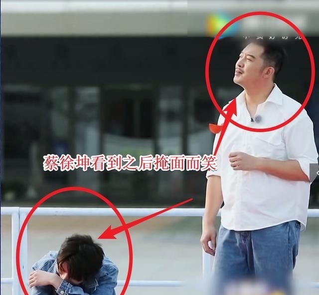 蔡徐坤|跑男9蔡徐坤被迫成沙溢儿子，谁在意他的表情？是否介意很显然