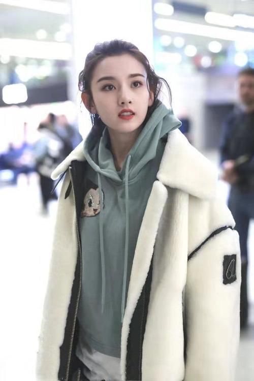 宋祖儿|小姐姐终于像21岁了，阿童木卫衣配绒大衣，穿出日系少女范