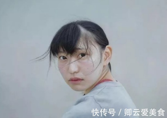 水珠&日本画家挑战冷军,一幅水中少女获得众人称赞,连水珠都画出来了