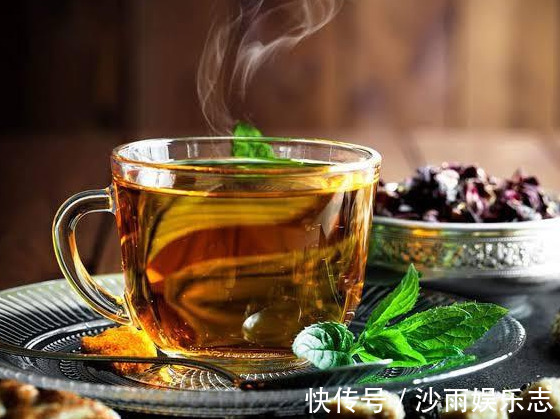 苏打水|痛风患者,喝柠檬水、苏打水能把尿酸降正常吗医生告诉您