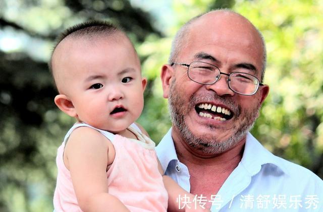 宝爸|''最美外婆''产房外走红,风头盖过宝宝,外婆:都别看我,看我外孙