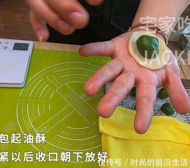 奶黄椰蓉桃花酥，需要“一点”耐心的小甜品