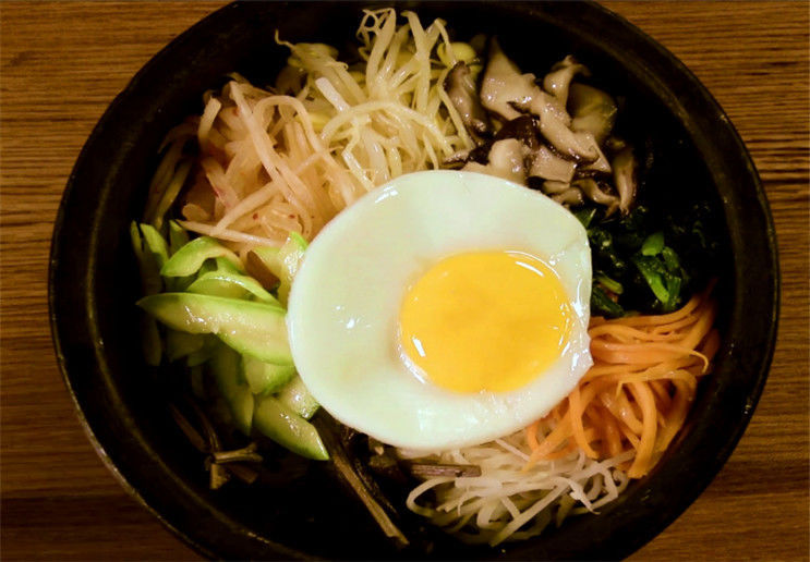 石锅拌饭美味又时尚 做法很讲究，记住1步 在家轻松吃韩餐