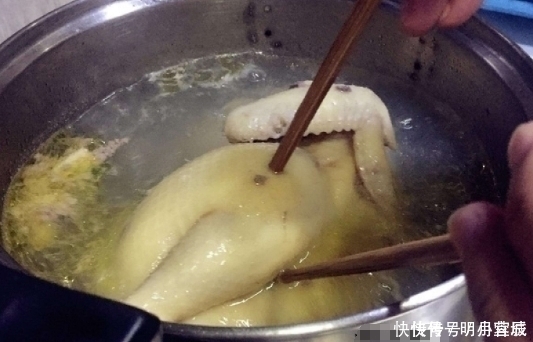 做白切鸡直接下锅大错特错大厨多加这样“东西”,鸡肉又鲜又嫩