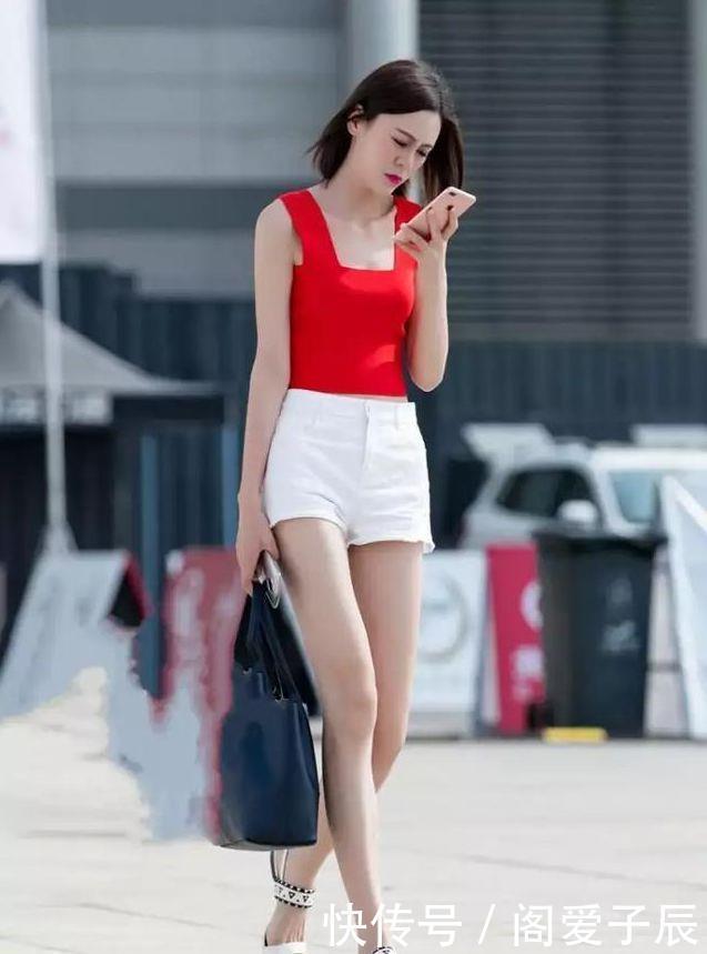 街拍白短裤+红背心,秀出修长的双腿,彰显满满阳光气息