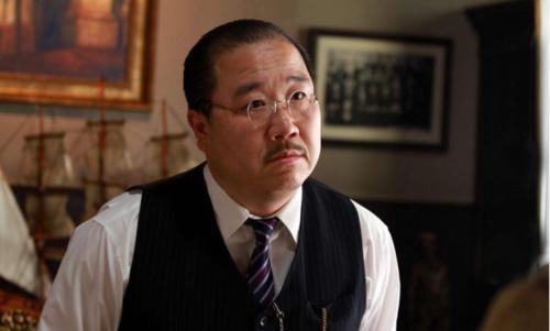 《金牌喜剧班》英达与其他导师身份不同,所以换不成赵本山,这是节目的安排