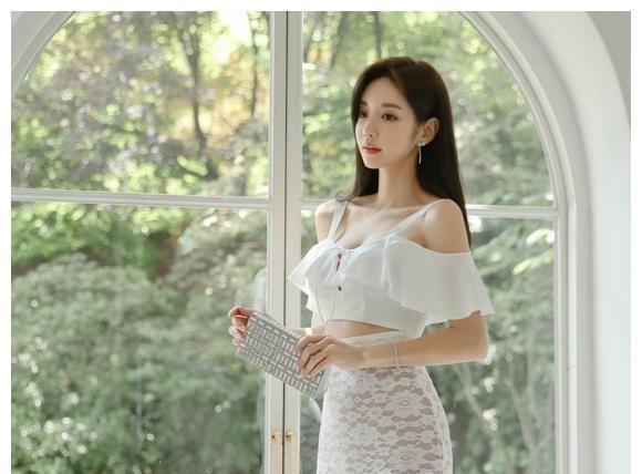 吊带 穿一字肩吊带蕾丝包臀连衣裙的小姐姐, 轻松演绎甜美少女范