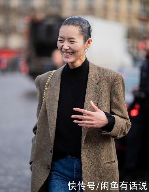 穿搭|刘雯的时尚看不懂,弄个大油头就算了还紧贴头皮,气质都改变不少