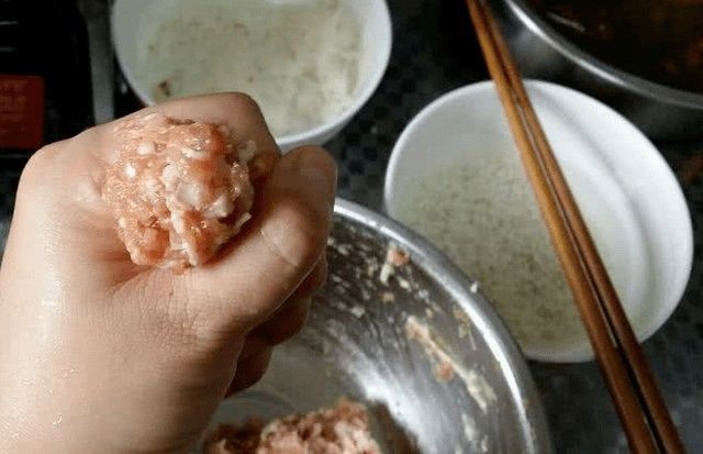 炸肉丸时，牢记“4窍门”，丸子炸好外酥里嫩，不硬不柴不皮软