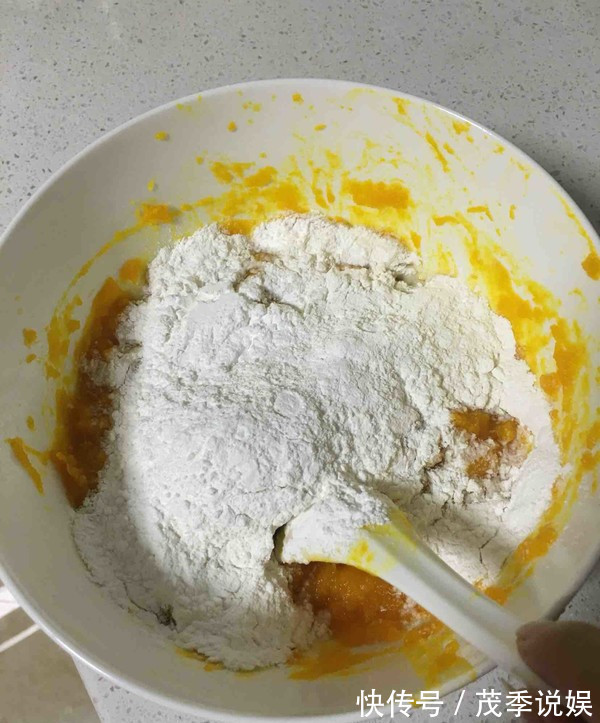 南瓜饼别炸着吃了,教你新做法,不用油炸,香甜软糯,孩子爱吃