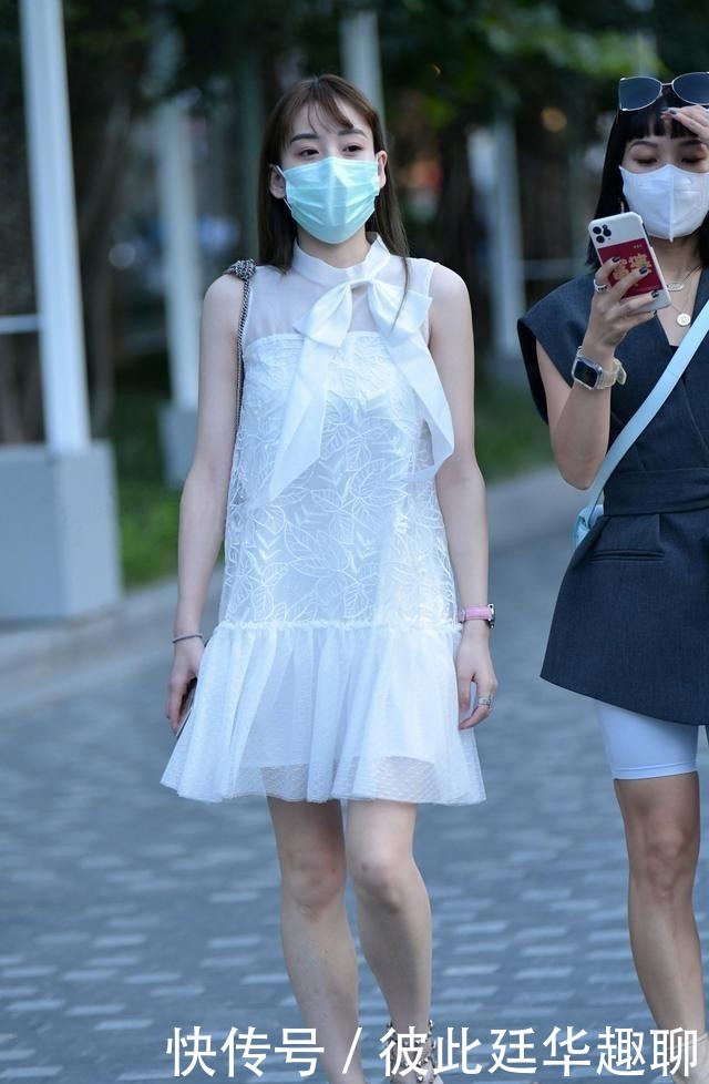 紧身衣|酒红色上衣和哑光黑裤,成熟大方