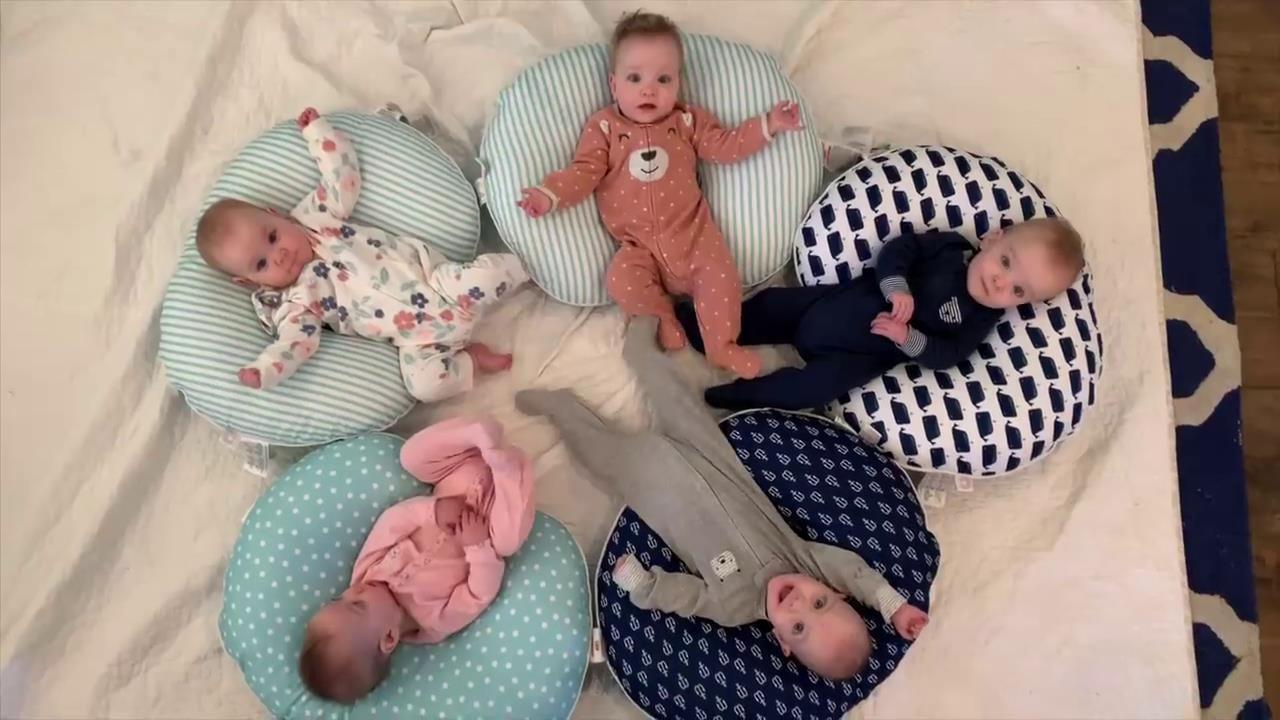 客厅|5胞胎在客厅等妈妈给自己冲奶粉,一个个张望的小脑袋,太可爱