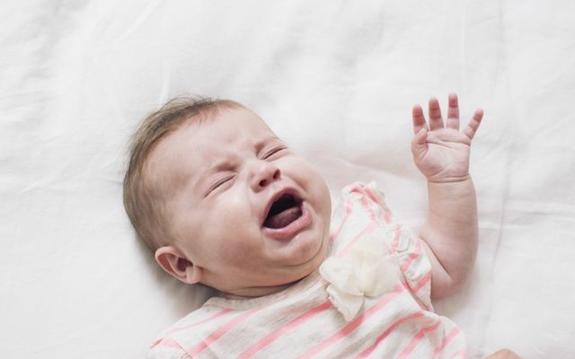 强强|1岁宝宝摔下床,妈妈的做法让婆婆直呼冷血,医生却说:做的对