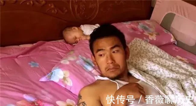 爸爸|爸爸和宝宝睡觉,醒来后宝宝却不见了,接下里一幕让妈妈哭笑不得