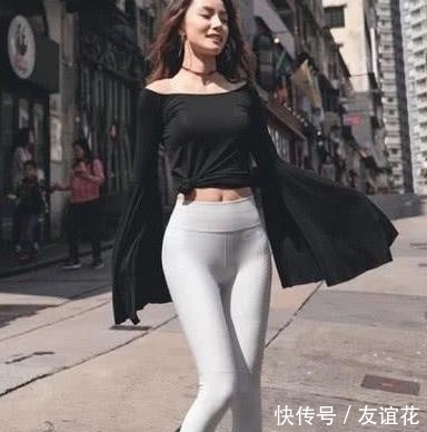 大长腿的小姐姐搭配打底裤,潇洒又不失优雅,格外好看