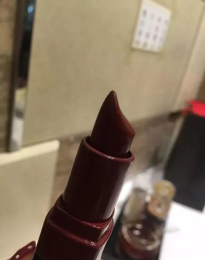 ehs|“女生的嘴长啥样?看看包里的口红被涂成什么奇形怪状了!”哈哈哈