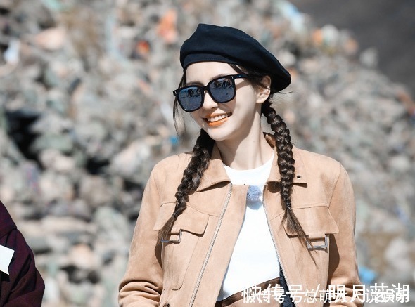 baby上节目练毛笔字,谁注意她拿笔姿势?可省省、别误人子弟了吧