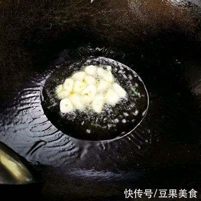几分钟搞定滋味鲜美家常菜——鸡枞菌炒肉，一步就搞定