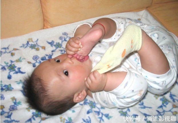 行为|孩子出生后3种行为出现越早,说明大脑发育越好,你家中几个