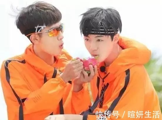 明星“吃水果”,趙麗穎暴露本性,千璽太重口味,她被批太做作!_樣子