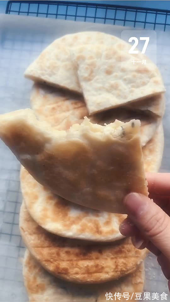 用蒙古黄油做的红糖酥饼和奶豆腐酥饼