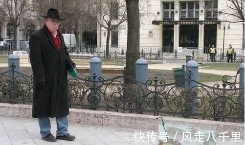 |搞笑图片幽默段子笑话:大哥你的车把手今天放假,哈哈哈