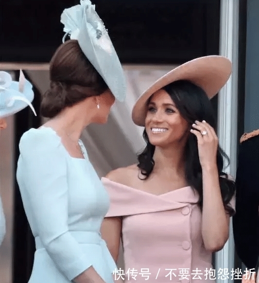 弟媳 凯特与弟媳隔空撞发型,同款偏分波浪卷发,一岁之差美出不同气质