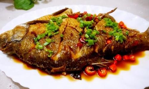 错误|煎鱼时,很多人常犯3个错误,难怪粘锅破皮,快来学会正确方法