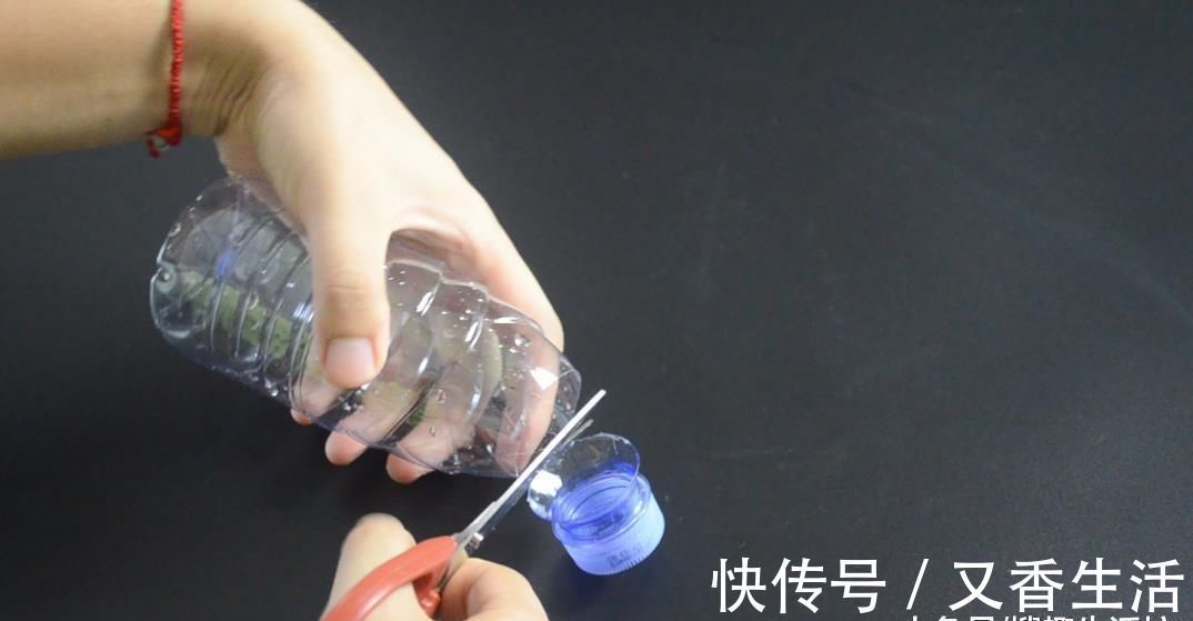 垃圾桶上粘一个塑料瓶, 一年还能帮家里省不少钱, 可惜知道的人不多