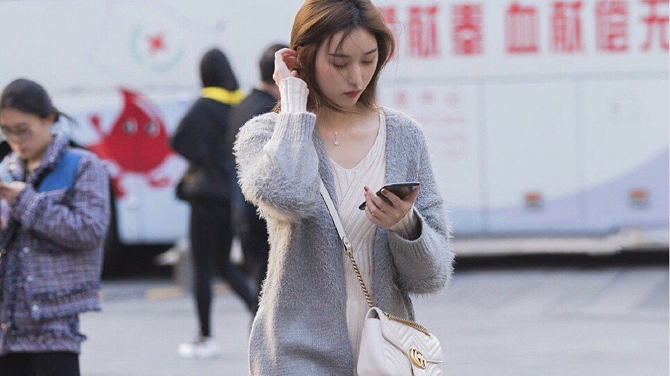 小姐姐|街拍: 撩头发的小姐姐这样穿着打扮, 真的犹如仙女下凡