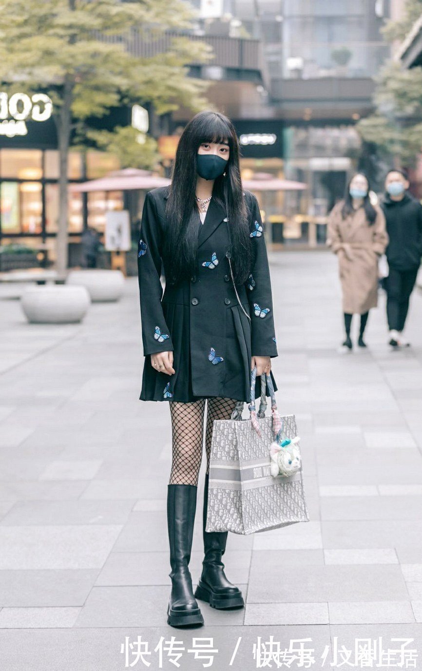 轻松|用包包打造轻松随性的效果,你会发现意外的好看,试试看