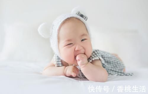 桃子|宝宝总爱“啃手指”,家长需要额外干预吗?需要分析完情况再决定