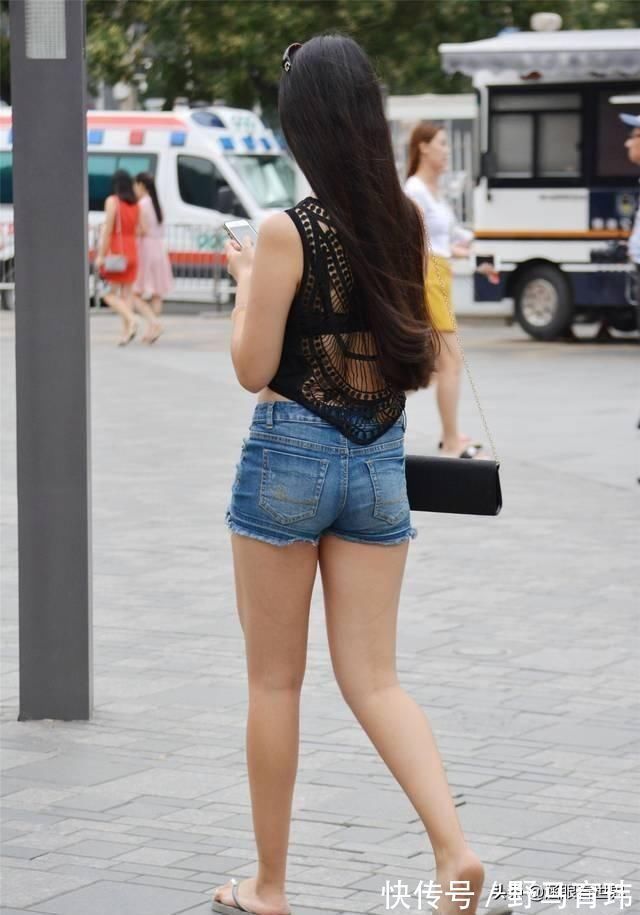 露脐装|低腰牛仔短裤,简单容易就搭配出露脐装,穿出清凉的效果