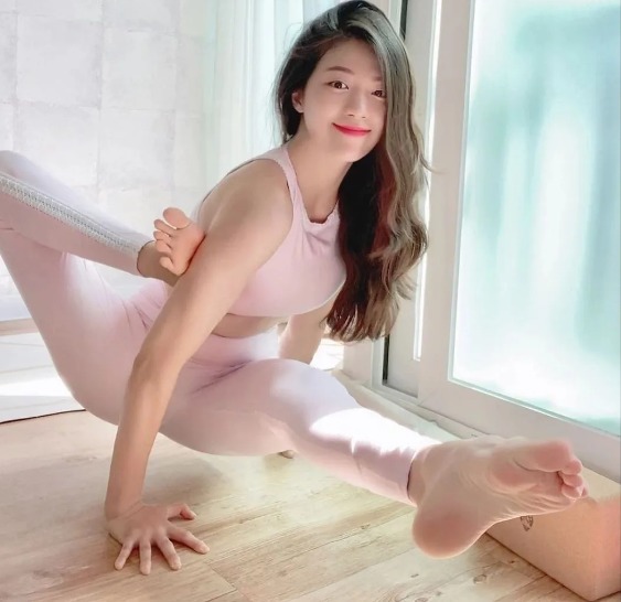 站姿体|韩国瑜伽美女，360度展示柔韧性，每天练瑜伽你也可以