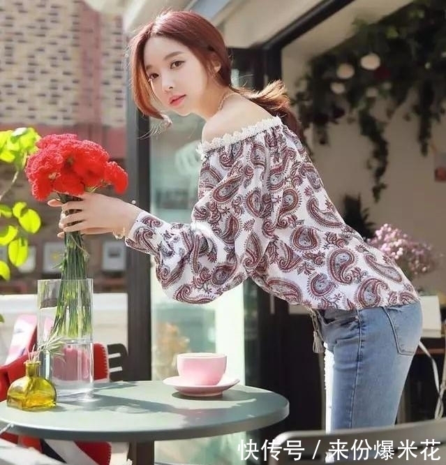 风韵|穿牛仔裤的美女彰显饱满的风韵,突出了女性的淑女气质