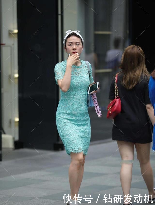 连衣裙|靓丽薄荷绿连衣裙,似湖畔中的小荷,楚楚动人